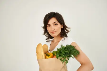 Женщина с пакетом продуктов из супермаркета, служба доставки