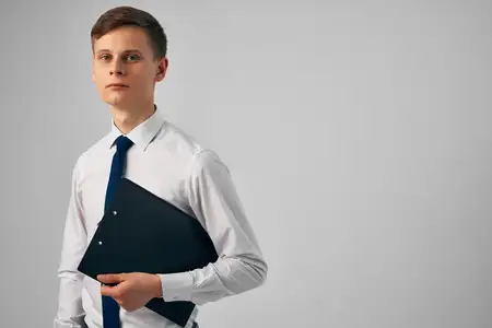 Деловой мужчина в рубашке с галстуком работает с документами, профессионально