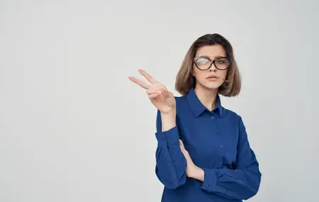 Деловая женщина в очках, руководитель, профессиональная работа в офисе