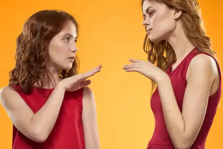 Семейное веселье, дружба, эмоции, образ жизни на жёлтом фоне