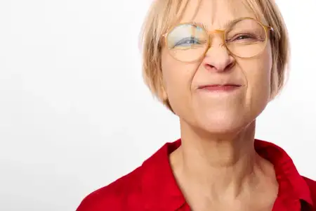 Женщина в очках, пожилое усталое лицо выражает стресс, печаль и беспокойство на портрете