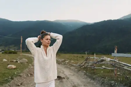 Жизненный портрет женщины, наслаждающейся отдыхом на природе