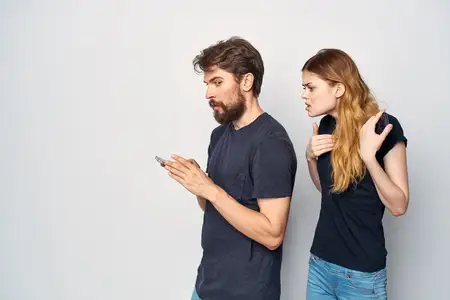 Мужчина и женщина обнимаются, общение, дружба, позируют на светлом фоне