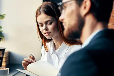Мужчина и женщина, коллеги по работе, общаются во время отдыха