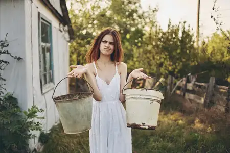 Женщина в белом платье работает в деревне, солнце, свобода