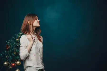 Женщина в белой рубашке: мода, гламур, праздник, роскошь, студийная съемка на темно-синем фоне
