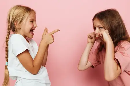 Эмоциональные выражения: запечатленные прекрасные, счастливые и противоречивые моменты детства, семьи и дружбы