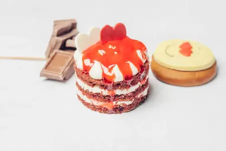 Красное пирожное, конфеты, сладости, десерт к чаю, крупный план