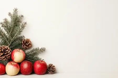 Красивое рождественское украшение с красными яблоками, сосновыми шишками и ветвями вечнозеленых растений, идеально подходящее для праздничных декораций и вдохновения для сезонного декора