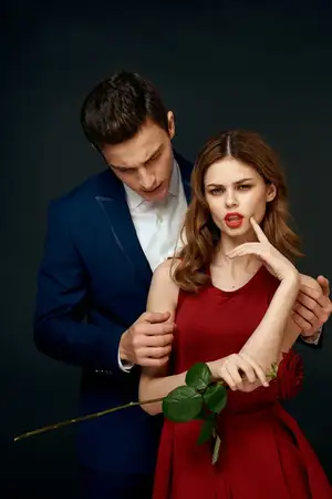 Роскошная пара, объятия, романтика, отношения, роза на тёмном изолированном фоне