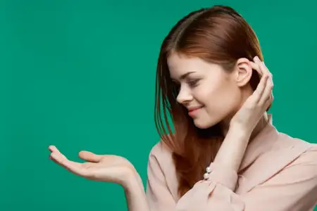 Эмоциональная женщина смотрит на свою руку