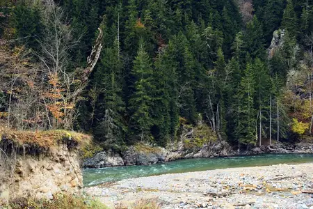 Осенний пейзаж с горами и рекой, путешествие и красота природы