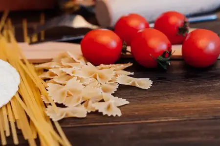 Приготовление итальянской пасты с помидорами черри, кулинария, обед
