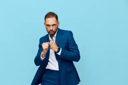 Этот портрет показывает профессионального руководителя в tailored костюме, излучающего сильную, спокойную энергию в изолированной цветовой обстановке с четкими эмоциями и контролем