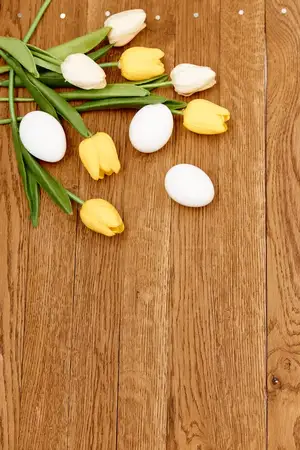 Цветы, белые куриные яйца, весенний праздник, пасхальное украшение