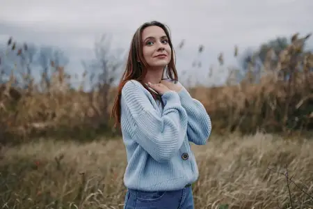 Пасмурное небо и приглушенные осенние тона создают спокойное, созерцательное настроение в этой непринужденной сцене на открытом воздухе, подчеркивая аутентичность и правдоподобную связь с природой и…