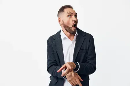 Изображение показывает сосредоточенного профессионала, реагирующего с изумлением; идеально подходит для сообщений об инсайтах, принятии решений, лидерстве и коммуникации в современном деловом…