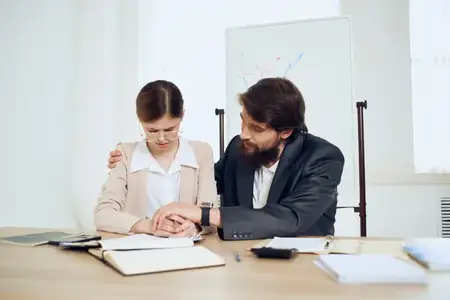 Деловой мужчина и женщина, коллеги по работе, проблема домогательств