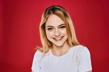 Симпатичная женщина улыбается