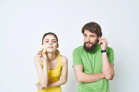 Мужчина и женщина в ванной комнате, утренняя гигиена, повседневный образ жизни