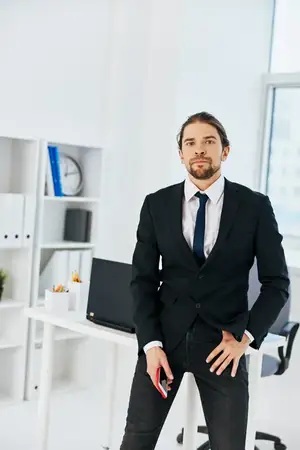 Бизнесмен работает с официальными документами в офисе, используя современные технологии