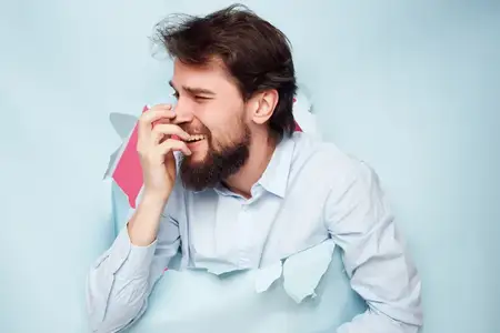 Крупный план эмоционального мужчины, который выглядывает из офиса на заднем плане