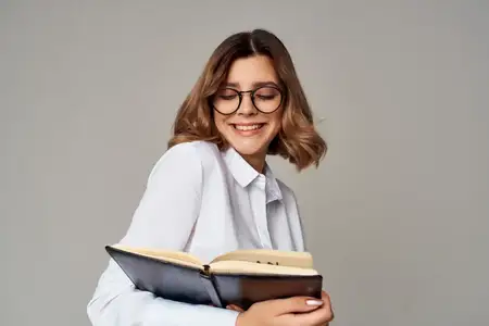Деловая женщина с блокнотом в руках, профессиональный офис, официальный стиль