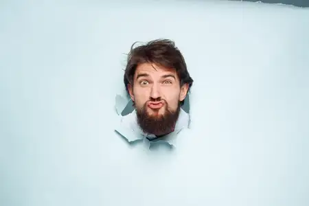 Эмоциональный мужчина прорывается сквозь фон