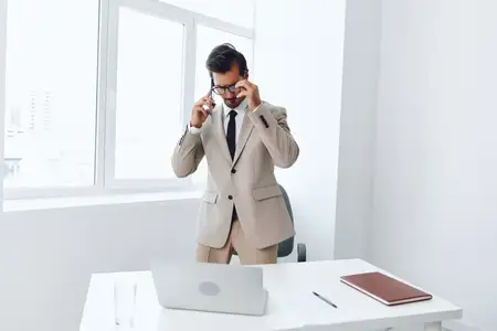 Работающий молодой профессионал, занятой, общается по телефону