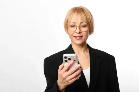 Пожилая женщина со смартфоном в очках