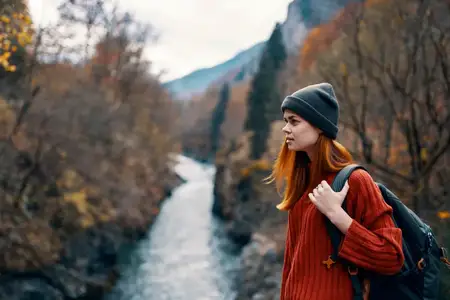 Веселая женщина на открытом воздухе, рюкзак, горы, река, свежий воздух