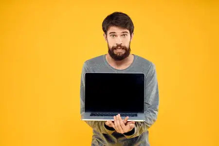 Мужчина с ноутбуком, беспроводные технологии, интернет, образ жизни, работа, жёлтый изолированный фон