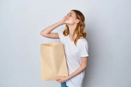 Женщина с пакетом продуктов занимается шопингом и упаковкой покупок