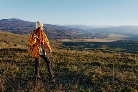Женщина-путешественница в походе в горы, пейзаж, стиль жизни