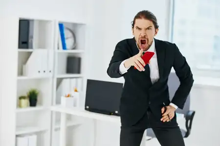 Бизнесмен в офисе работает с документами и техникой