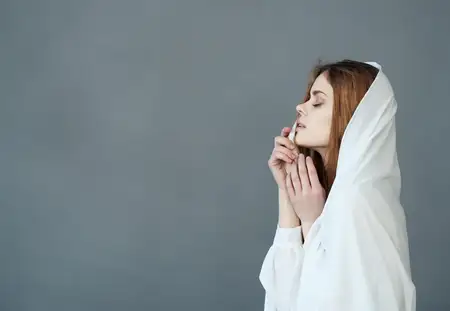Привлекательные женщины в платьях, гламур и роскошь, модель на сером фоне