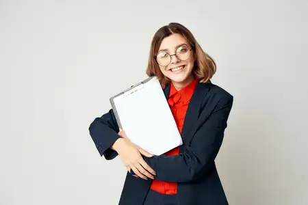 Деловая женщина в костюме с документами, профессиональная работа в офисе