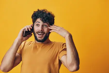 Технологичный, общительный парень со смартфоном