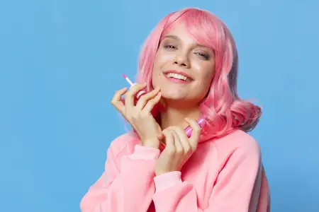 Крупный план красивого женского лица с макияжем на голубом фоне