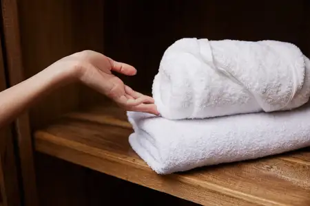 Женщина, фон, гигиена, мытьё, здоровье, стопка, человек, женщина, сложенные руки, чистые, сухие, ванная, дом, крупным планом, прачечная, уход, комната, полотенце, отель, ванна, белый, спа, свежий…