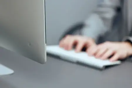 Современные технологии в деловом мире: подборка изображений, демонстрирующих профессионалов, использующих ноутбуки для продуктивной работы