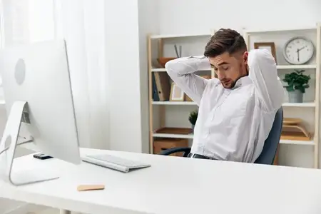 Менеджер в белой рубашке работает в офисе, используя интернет-технологии
