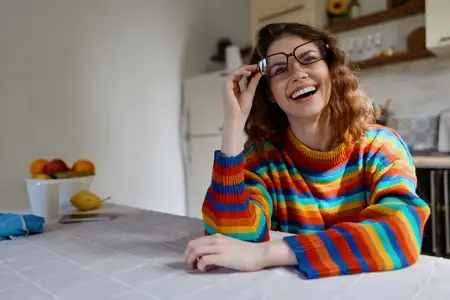 Портрет счастливой женщины дома, наслаждающейся уютным днем