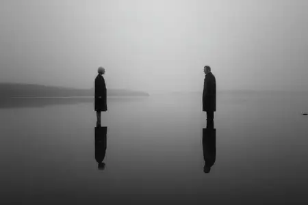 Безмятежная, эфирная обстановка вызывает чувство дистанции и самоанализа, так как мягкий свет размывает границы, подчеркивая одиночество, равновесие и безмолвный диалог между далекими наблюдателями