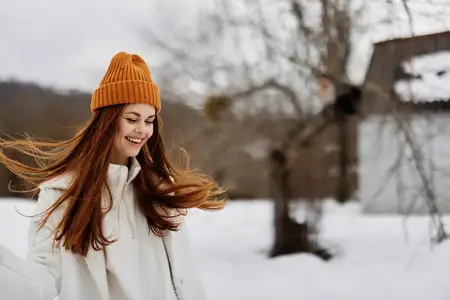 Портрет женщины, гуляющей по снегу, веселье, природа, пейзаж