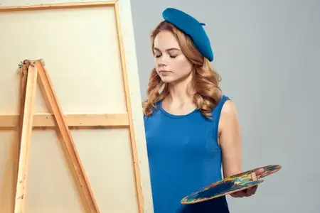 Женщина-художница в синем берете, рисование, палитра, мольберт, искусство, хобби, творчество