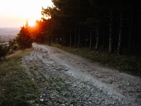 Природа: горы, свежий воздух, скалы, зеленая трава