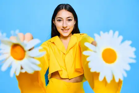 Женщина улыбается, молодой портрет, ромашки, лицо, позитив, цветок, мода, счастье, день, голубой цвет, лепесток, валентинки, эмоция, весна, свежая, девушка, модель, желтый, романтичная, брюнетка