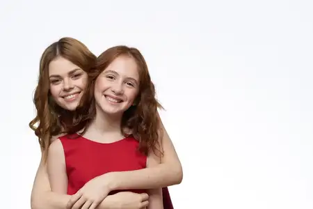 Мама и дочка стоят рядом и веселятся, семейная радость, светлый фон