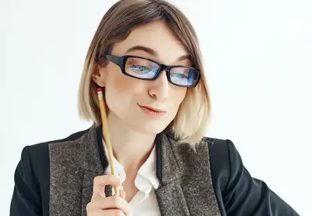 Женщина в очках, менеджер, работает в офисе с блокнотом в руках